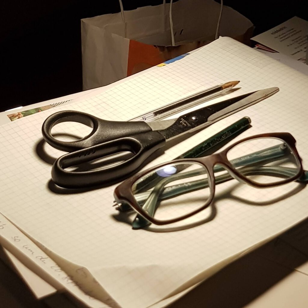 Brille und Schreibtischutensilien