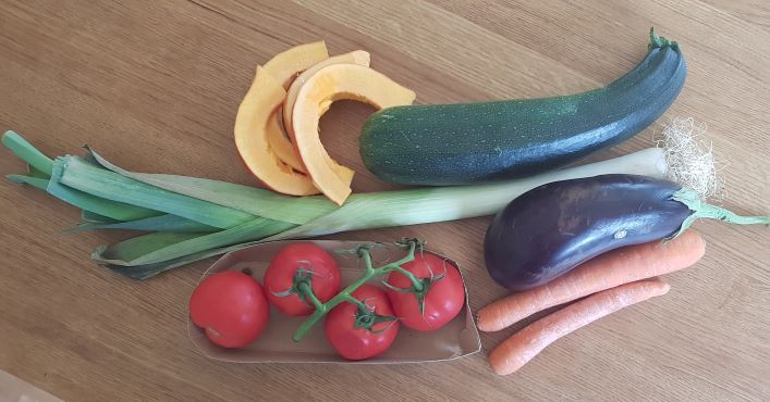 Gemüse auf Holztisch