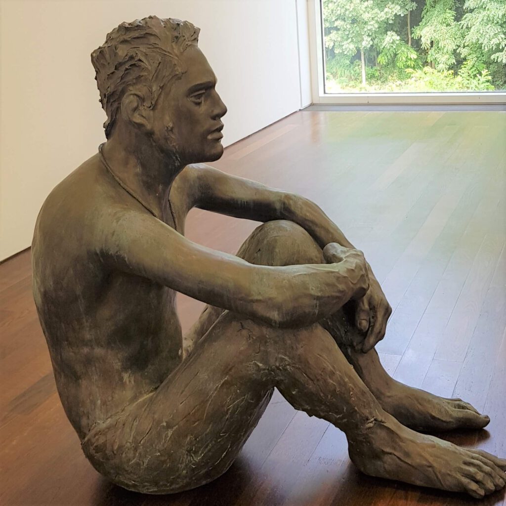 Skulptur sitzender Mann
