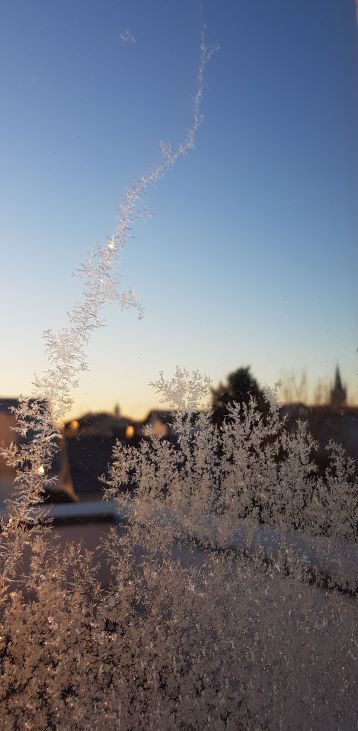 Blick aus dem Fenster mit Eiskristallen