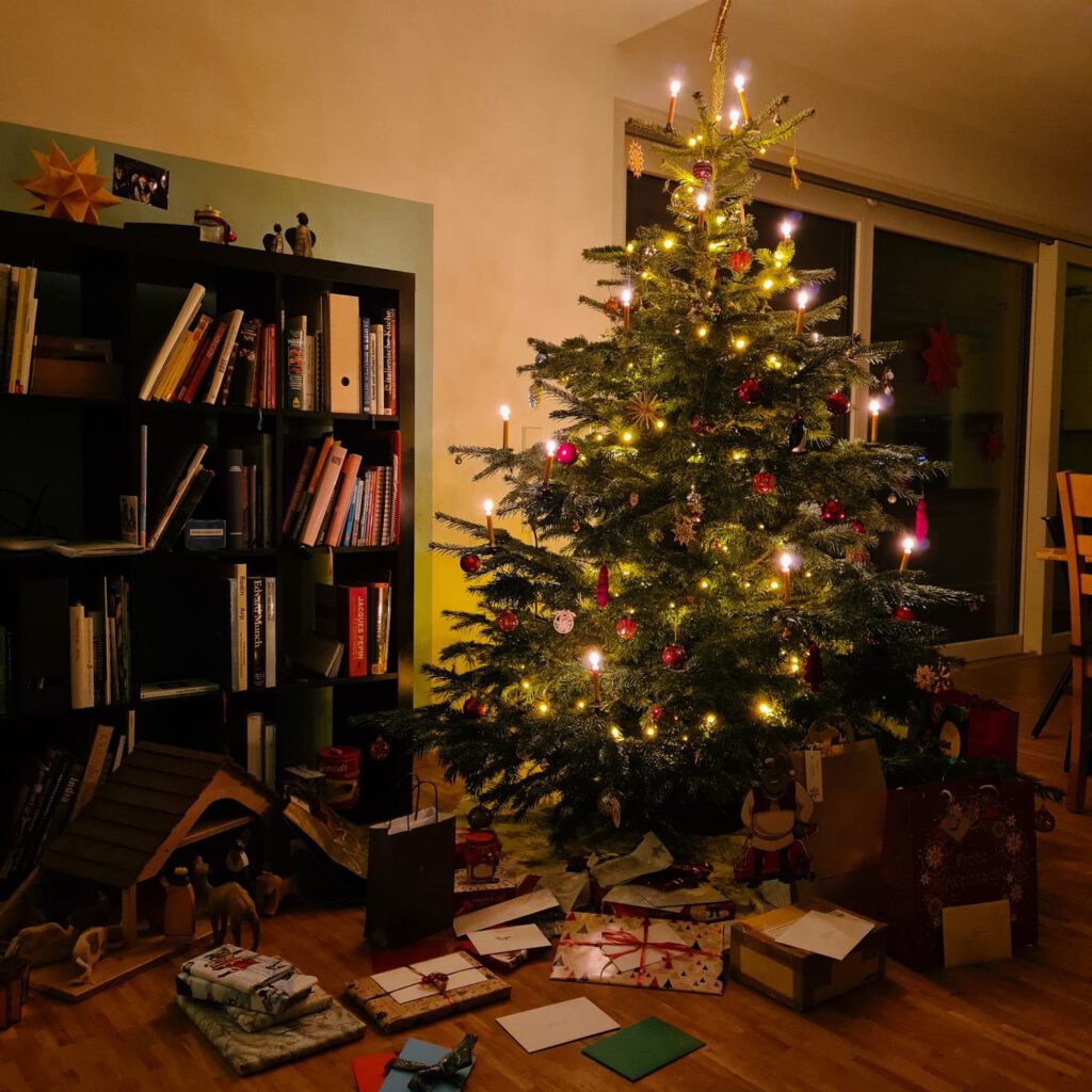 Weihnachtsbaum mit echten Kerzen und Lichterkette