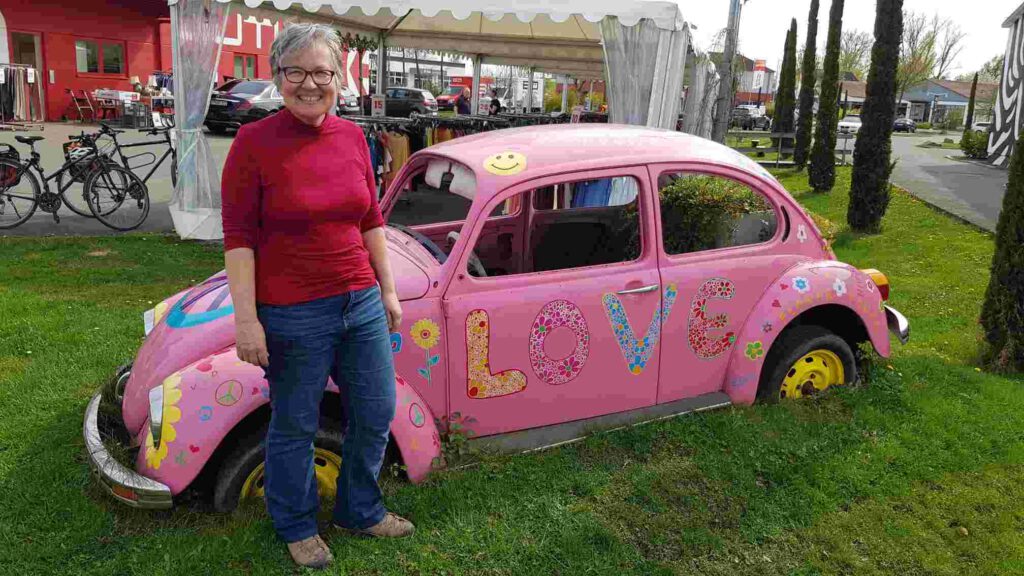 Korina vor rosa VW Käfer