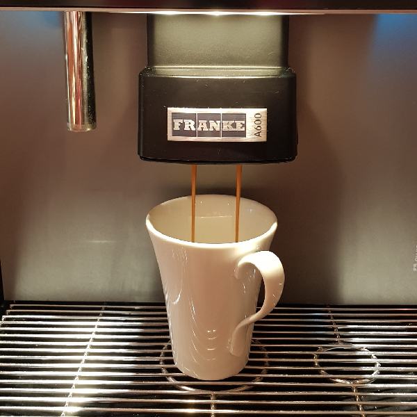 Kaffeetasse in der Kaffeemaschine