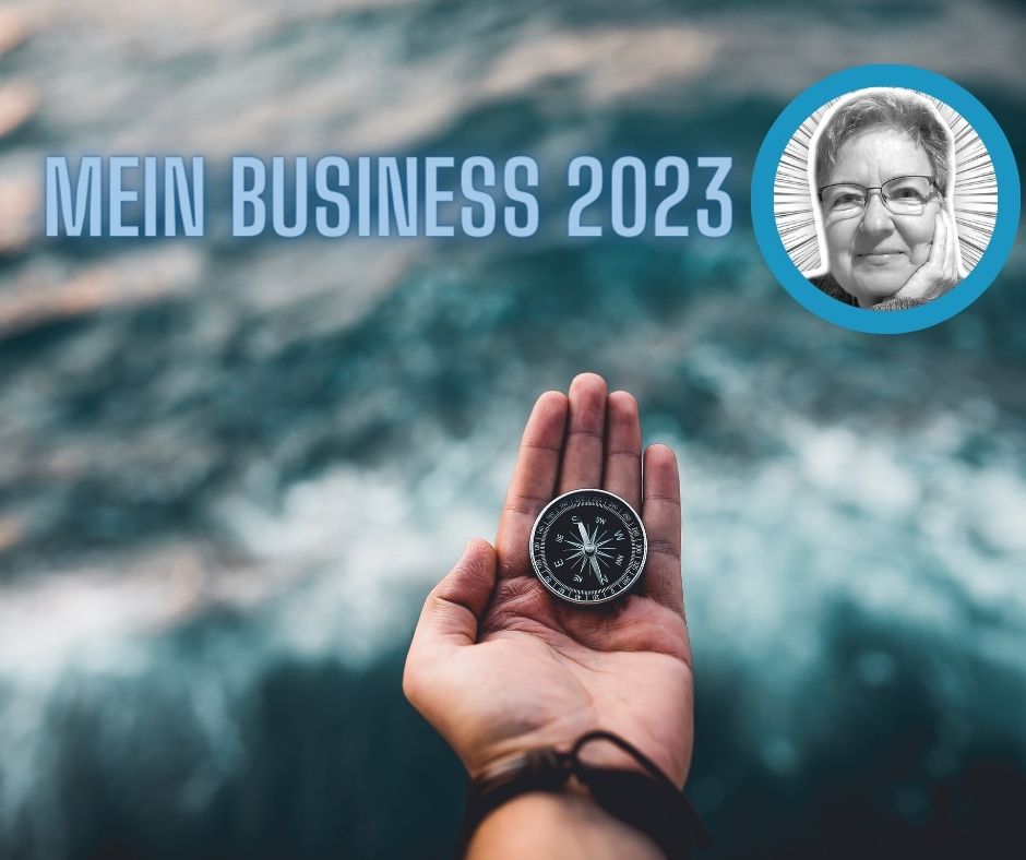 Hand mit Kompass vor Meereshintergrund mit Schrift "Mein Business 2023"