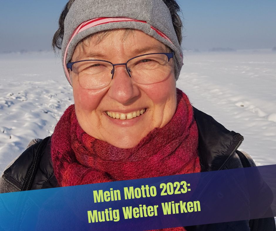Frau vor Schneelandschaft mit Schrift: Mein Motto 2023: Mutig weiter wirken