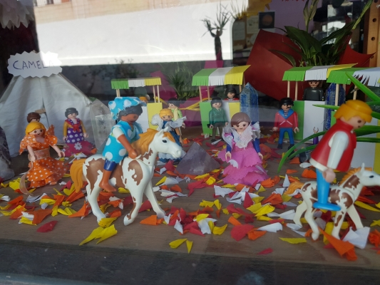 Playmobilmännchen im Schaufenster