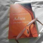 Buch 'Adieu - Ein langes Gespräch' mit Brille