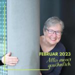 Korina neben Säule mit Schrift "Februar 2023 - Alles ausser gewöhnlich"