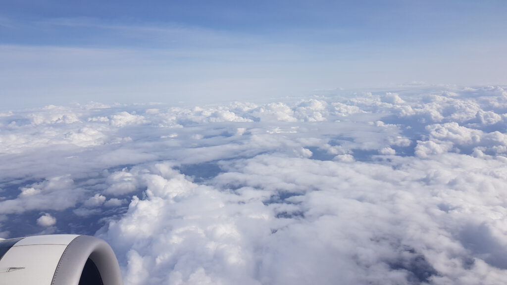 Blick aus dem Flugzeug auf Wolken
