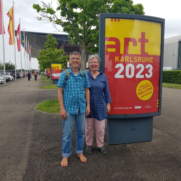 Korina und Ralf Dielschneider vor dem art2023 Plakat