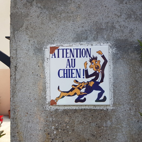 Schild: Vorsichtig bissiger Hund
