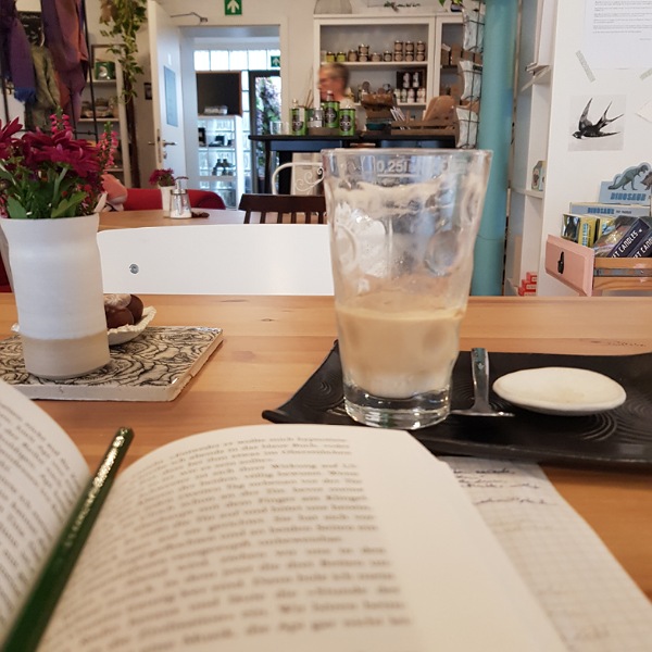 Buch und Iced Coffee im middedrin in Reilingen