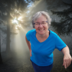 Frau mit blauem T-Shirt vor einem nebligen Wald