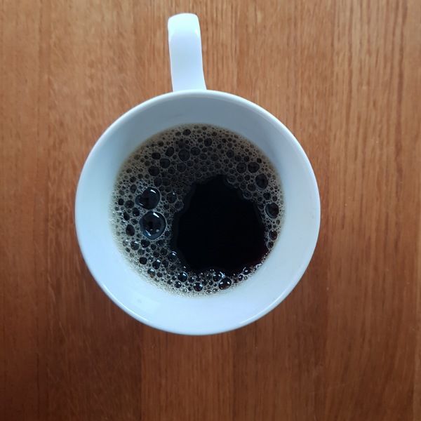 Schwarzer Kaffee in Tasse von oben