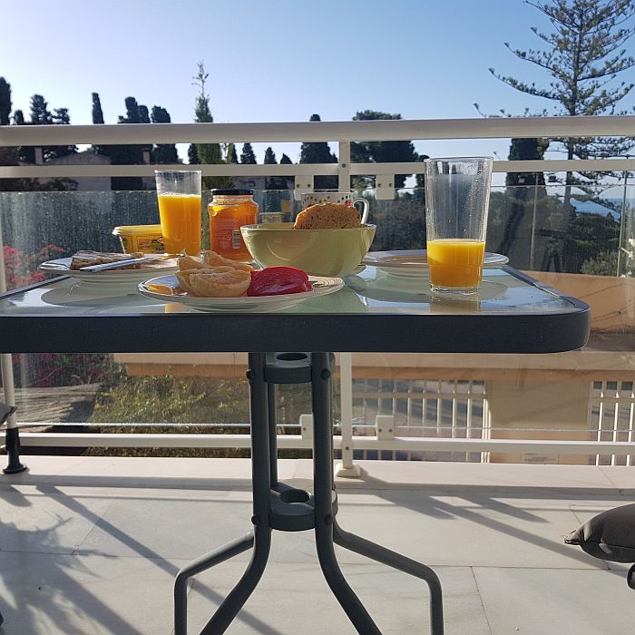 Gedeckter Frühstückstisch auf dem Balkon
