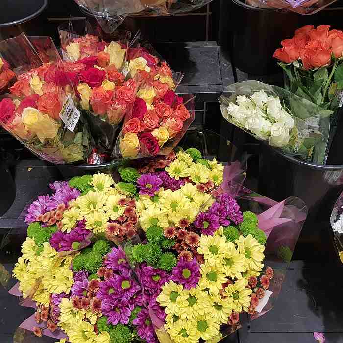 1 Strauß Chrysanthemen und 1 Strauß Rosen im Supermarkt