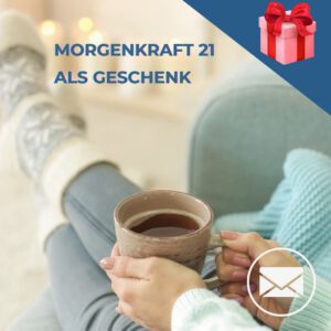 Produktbild für Morgenkraft 21 als Geschenk: Hände einer Frau, die eine Kaffeetasse halten und diese auf den hochgelegtgen Beinen abstellt.