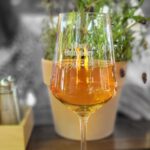 Ein Weinglas mit Apfelwein-Rosé