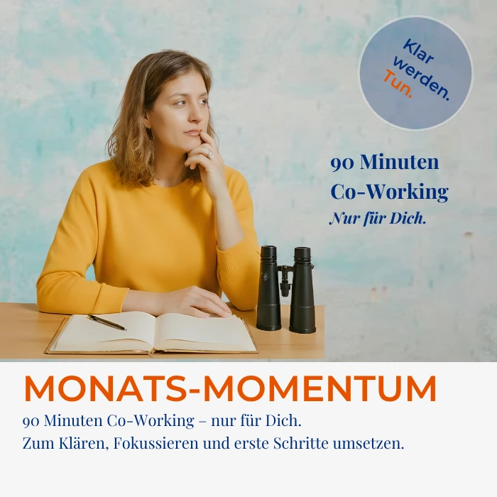 Nachdenkliche Frau in gelbem Pulli mit Schrift "Monats-Momentum"