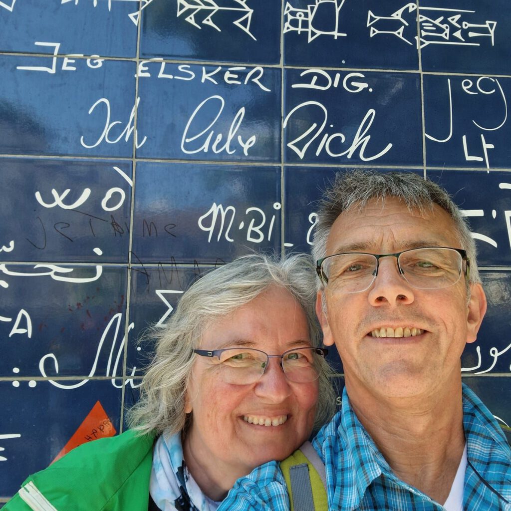 Älteres Ehepaar vor der "Ich-liebe-Dich"-Wand (le Mur des Je'taime)
https://parisjetaime.com › ger › kultur › le-mur-des-je-t-aime-p985
Die Ich-liebe-Dich-Mauer - Kultur - Freizeit • Paris je t'aime
Die Ich-liebe-Dich-Mauer. Square Jehan Rictus - 75018 Paris Montmartre - La Chapelle.
https://www.nachparis.de › sehenswurdigkeiten › liebeswand ›
Die Liebeswand | Nach Paris
Du möchtest sicherstellen, dass es ruhig ist, um gemeinsam ein schönes Foto zu machen? Dann gehe ganz früh morgens. Tipp 2: Bitte beacht, dass der Park ...
Wikipedia
https://de.wikipedia.org › wiki › Le_mur_des_je_t%E2%80%99aime
Le mur des je t'aime - Wikipedia
Le mur des je t'aime (deutsch: Die „Ich-liebe-Dich“-Mauer) ist eine künstlerisch gestaltete Mauer am Montmartre in der französischen Hauptstadt Paris. Das ...
https://montmartre.at › le-mur-des-je-taime ›
Le mur des je t'aime – Sehenswürdigkeit in Montmartre
11.07.2024 ... ... Paris mit einer einzigartigen künstlerischen Ausdrucksform. Die Bedeutung von „Le mur des je t'aime“ für Paris. Die „Ich-liebe-Dich-Wand ...
TripAdvisor
https://www.tripadvisor.de › Attraction_Review-g187147-d2161438-Reviews-Le_Mur_des_Je_t_aime-Paris_Ile_de_France.html
Le Mur des Je t'aime (Paris) - Lohnt es sich? Aktuell für 2025 ...
Sehr voll. Wir haben nicht versucht, an die Wand zu kommen, sondern konnten ein gutes Bild von meinem Sohn und seiner Frau machen, die sich mit der Wand im ...
https://www.bed-breakfast.de › paris-reise › tickets-paris-reise › ausfluege-paris › mauer-der-liebe-paris ›
Die Mauer der Liebe in Paris - bed-breakfast.de
Arrondissement auf dem Square des Abbesses gebaut. Mitten in Paris, in einem Park auf der Butte Montmartre, steht nun "Le mur des je t'aime“ (die Wand der "Ich ...
https://www.sortiraparis.com › de › was-in-paris-zu-besuchen › geschichte-erbe › articles › 288773-paris-entdecken-sie-die-schone-geschichte-der-mur-des-je-t-aime-in-montmartre
Entdecken Sie die schöne Geschichte der Mur des Je t'aime ...
28.01.2023 ... Paris, die Stadt der Liebe! Wenn es in der Hauptstadt ein Viertel gibt, das für seine Romantik bekannt ist, dann ist es Montmartre, ...
https://www.paris-magie.de › post › das-geheimnis-der-mur-des-je-t-aime-warum-wurde-ava-gardner-entfernt
Das Geheimnis der «Mur des je t'aime»: Warum wurde Ava ...
21.02.2025 ... Seit Jahren suchen wir nach einer Antwort auf das Verschwinden von Ava Gardner von der «Mur des je t'aime» in Paris. ... Liebeswand die östliche ...
Etsy
Green-Domain
https://www.etsy.com › de › listing › 562541546 › paris-wall-of-love-photo-photograph-i
Paris Wand der Liebe Foto Fotografie Ich Liebe Dich ... - Etsy
Eine original Kunstfotografie der Mauer der Liebe in Montmartre, Paris ....Die Wand wurde im Jahr 2000 vom Kalligraphen Fédéric Baron und der Wandmalerin Claire ...
Ähnliche Suchen für liebeswand paris
paris je t'aime montmartre
paris ich liebe dich film
Nächste
Karte für Le Mur des Je t'aime
Karte öffnen
Le Mur des Je t'aime