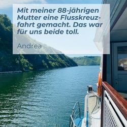 Blick auf einen Fluß von einem Kreuzfahrschiff aus: ein besonderer Urlaubsmoment für Queenager Andrea