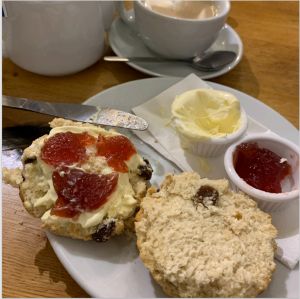 Scones mit Clotted Cream und Erdbeermarmelade: ein besonderer Urlaubsmoment von Queenager Christine