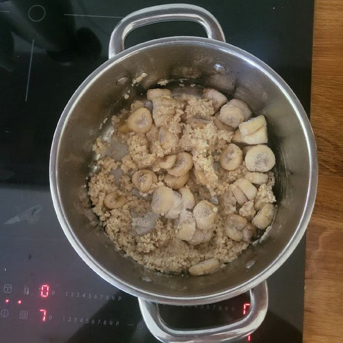 Kochtopf mit Bananen und Haferflocken