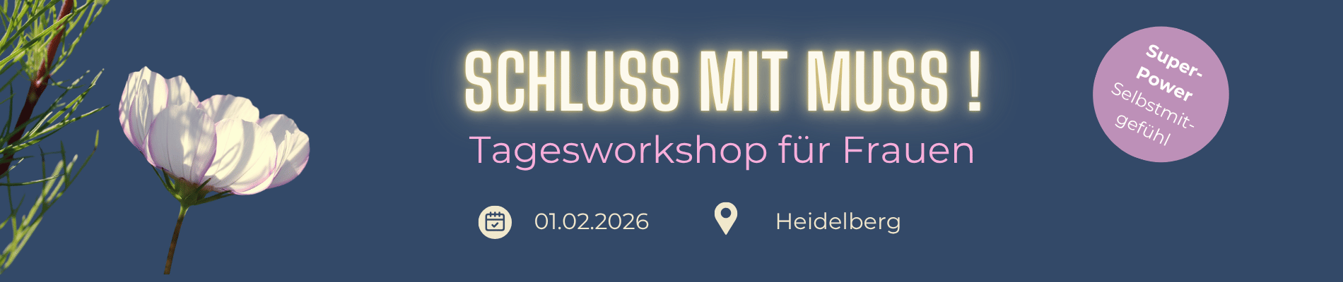 Weisse Blume vor blauem Hintergrund mit Schrift "Schluss mit Muss"