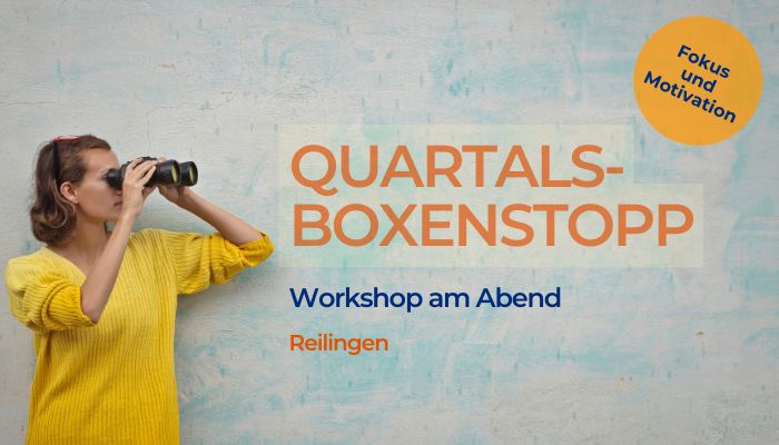 Frau in gelbem Pullover mit Fernglas und Schrift "Quartals-Boxenstopp, Workshop am Abend"