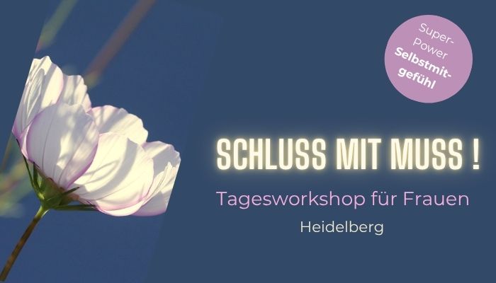 Weisse Blume für blauem Hintergrund mit Schrift "Schluss mit Muss!"