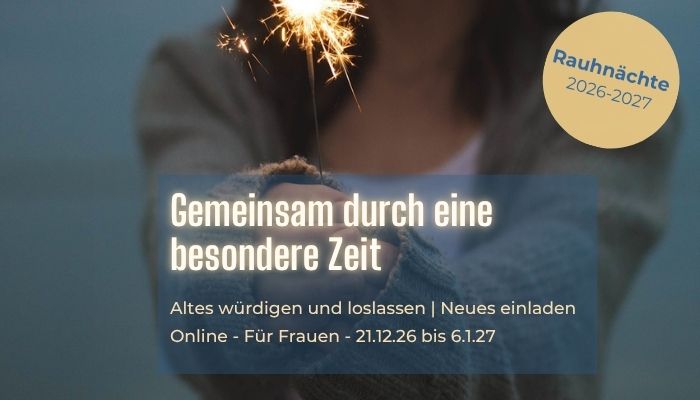 Frau hält eine funkelnde Wunderkerze – Online-Kurs Rauhnächte 2026/2027 für Frauen: Gemeinsam durch eine besondere Zeit, 21. Dezember bis 6. Januar