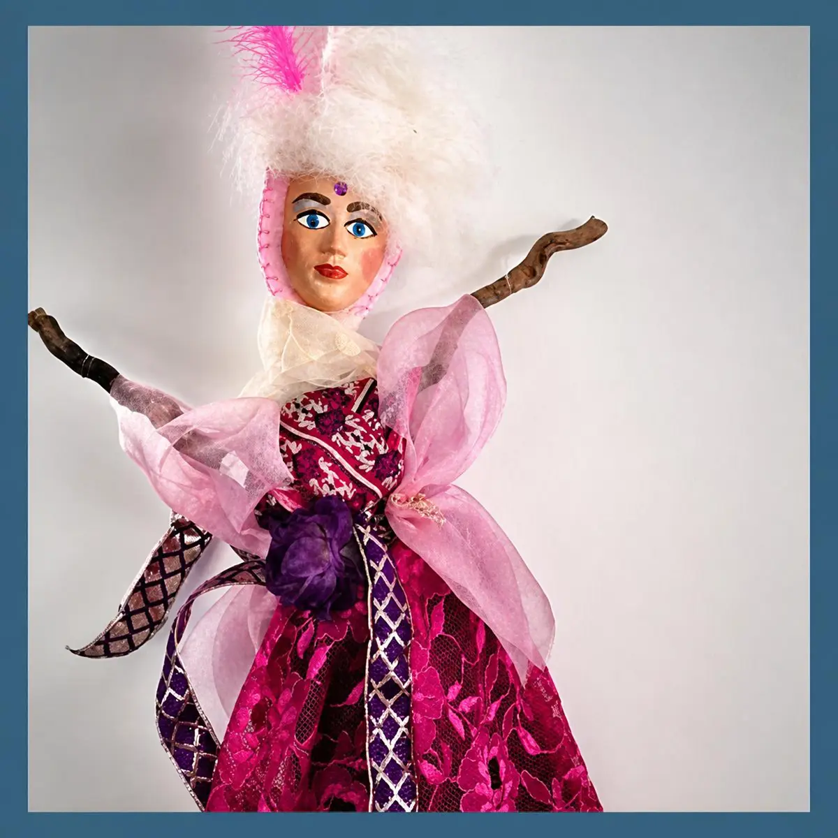 Phyllis, Korinas handgefertigte Twig-Doll – Verkörperung des Jahresmottos Fülle 2026