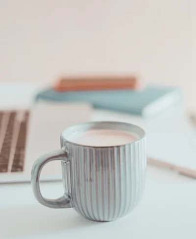 Ruhige Kaffeetasse auf hellem Schreibtisch – Stimmungsbild für den buntbrief Newsletter